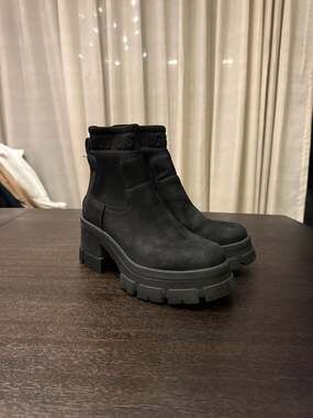 UGG Women's Brooklyn Chelsea Boot Black Leather Waterproof S/N 1148730